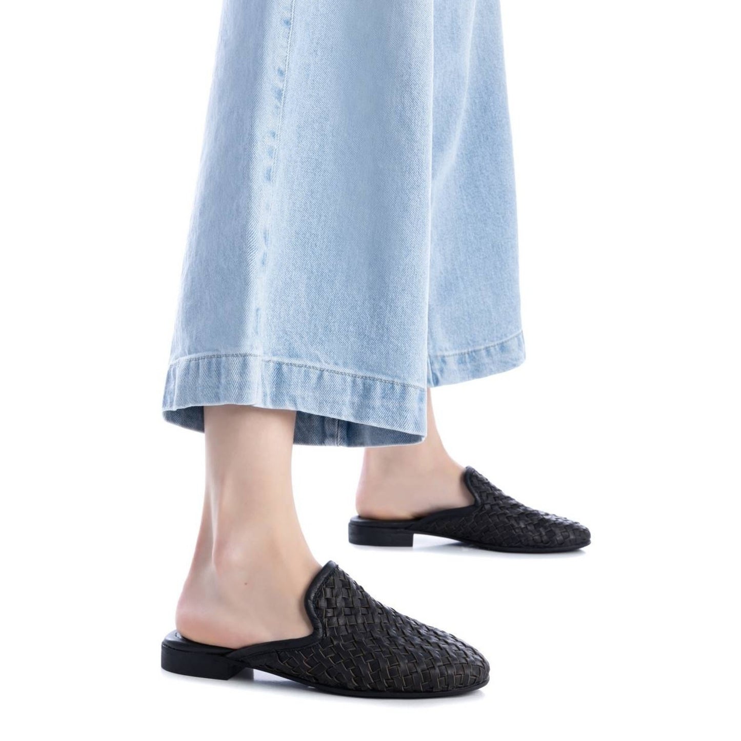 Carmela 161273 Woven Black Slip-on