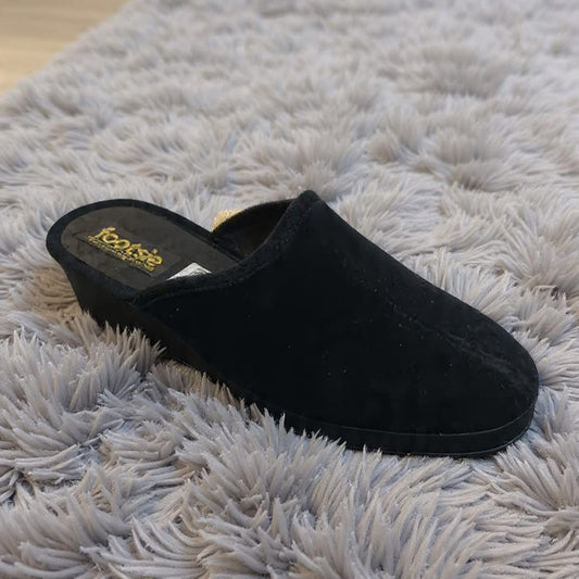Footsie101 CB-14388F Low wedge close toe plain slipper Black