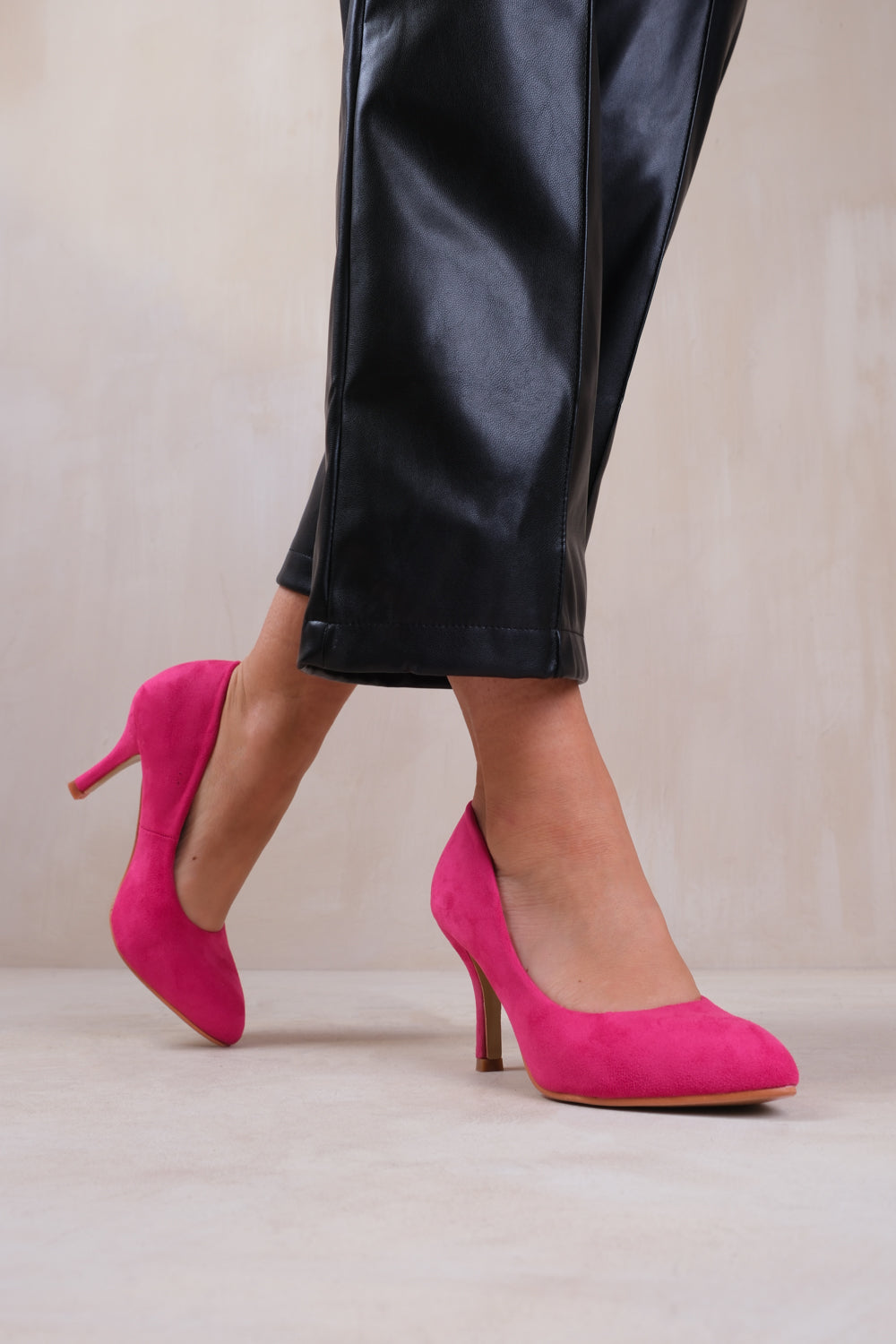 PAOLA mid-high heel court pump shoes with pointed toe in fuchsia pink suede